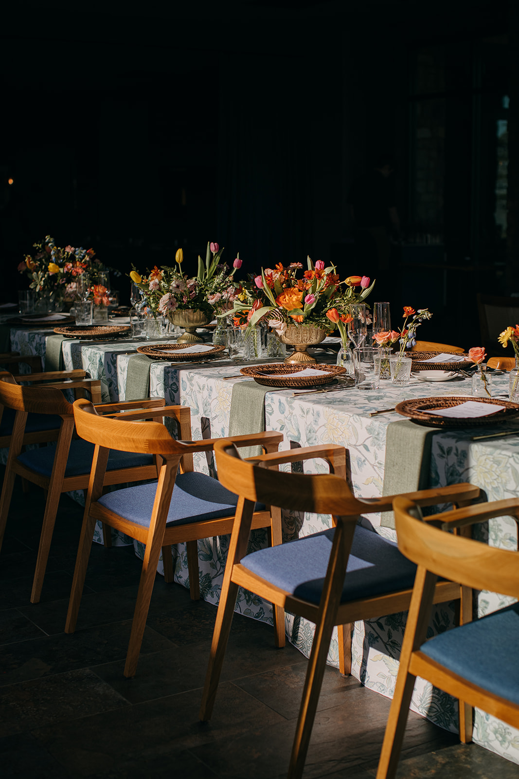 Sunlight splashed across a lovely tablescape at one of the best Chattanooga outdoor wedding venues. 