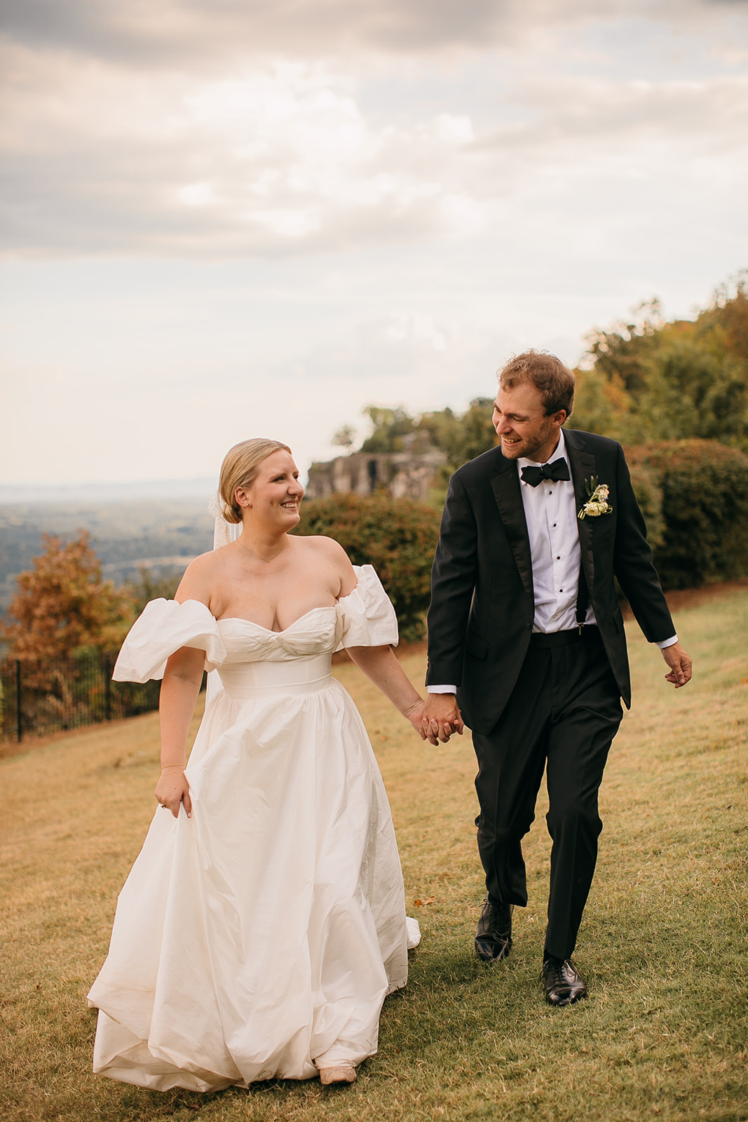 Bride and groom portrait at one of the top outdoor wedding venues in Chattanooga. 